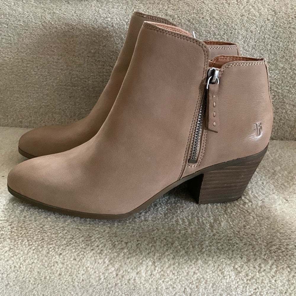 NWT FRYE TAN SUEDE BOOTIES